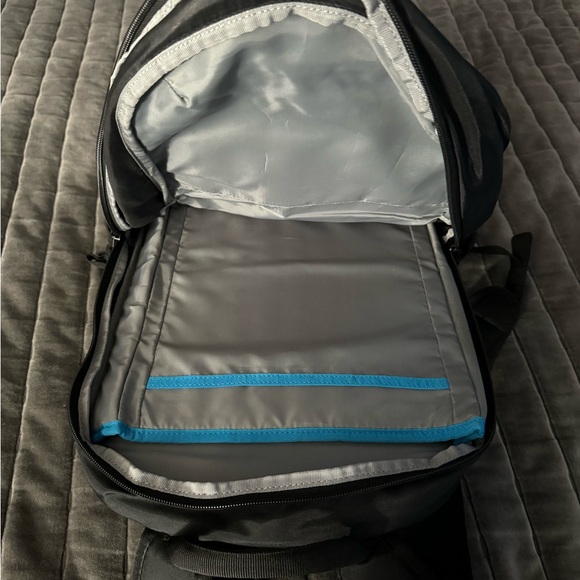 Thule Backpack for 15.6” laptop with 10.1” tablet sleeve and water bottle holder - Picture 3 of 6